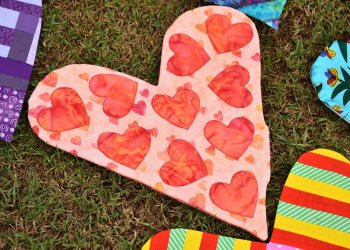 Подушки-сердца в парке Палома